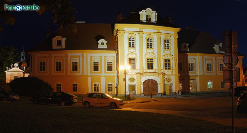 Barokní zámek Borovany a Škapulířova kaple / Baroque castle and monastery chapel | Copyright: Karel H.